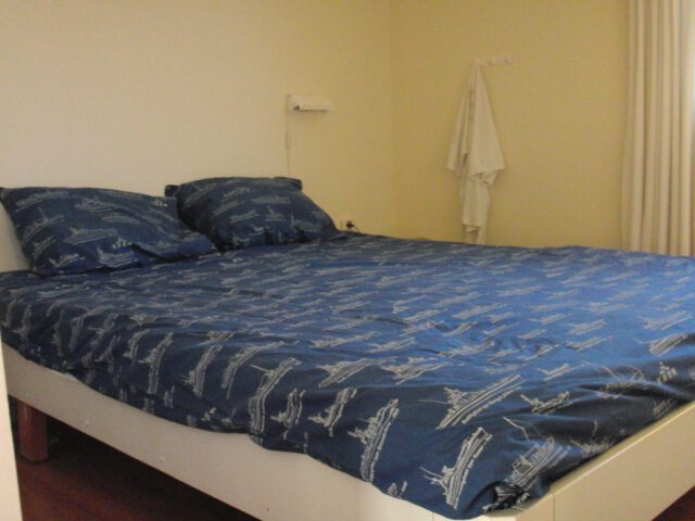 De slaapkamer met 2 een persoonsbed